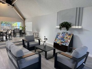 Ein stilvoller Lounge-Bereich mit Sofas, einem Couchtisch und einem Magazinregal.