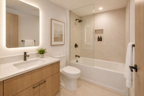 Ein modernes Badezimmer mit Waschbecken, Toilette und Badewanne.