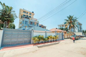 A gated residential area with a building labeled 'HOTEL DE MAG Ltd.' - COZY NEST Apt| Wi-Fi | Near town| Laundry Rm | Generator (Dar es Salaam)