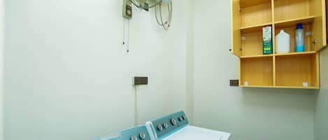 washer and dryer shared place ( Laundry room) ask for free detergent