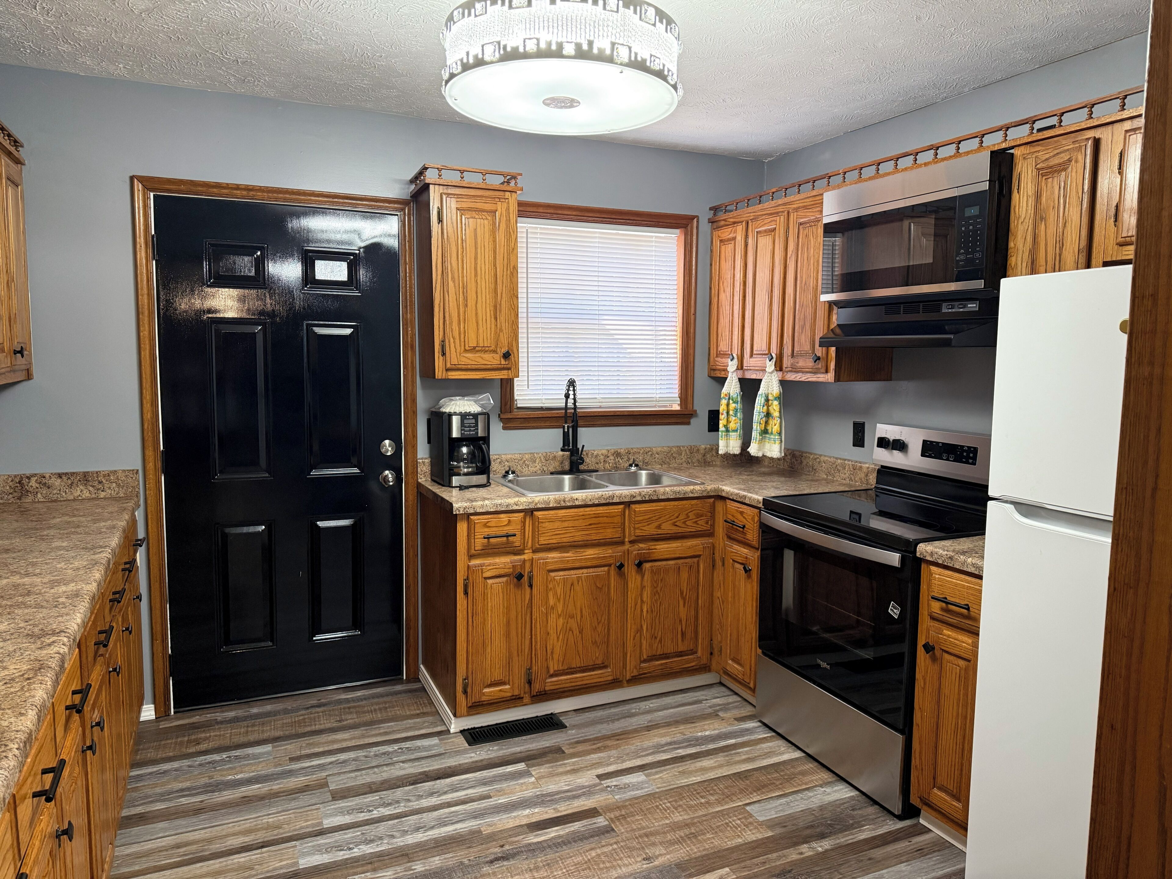 Coffee/tea maker, fridge, microwave, oven
