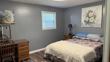 3 bedrooms, desk, WiFi, bed sheets