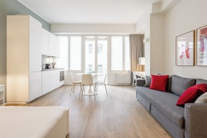 Un appartamento moderno con cucina, sala da pranzo e soggiorno.