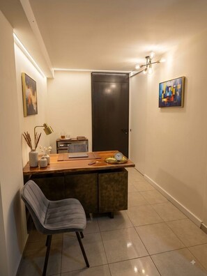 A small, private office with a desk, chair, and a door. - CAPSULE (Ciudad de México)