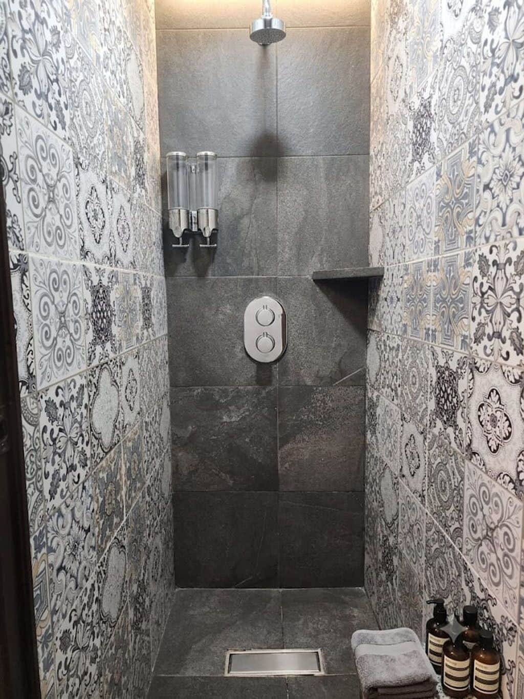 Comfort eenpersoonskamer | Badkamer | Een douche, gratis toiletartikelen