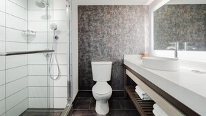 Ein modernes Badezimmer mit Dusche, Toilette und Waschtisch.