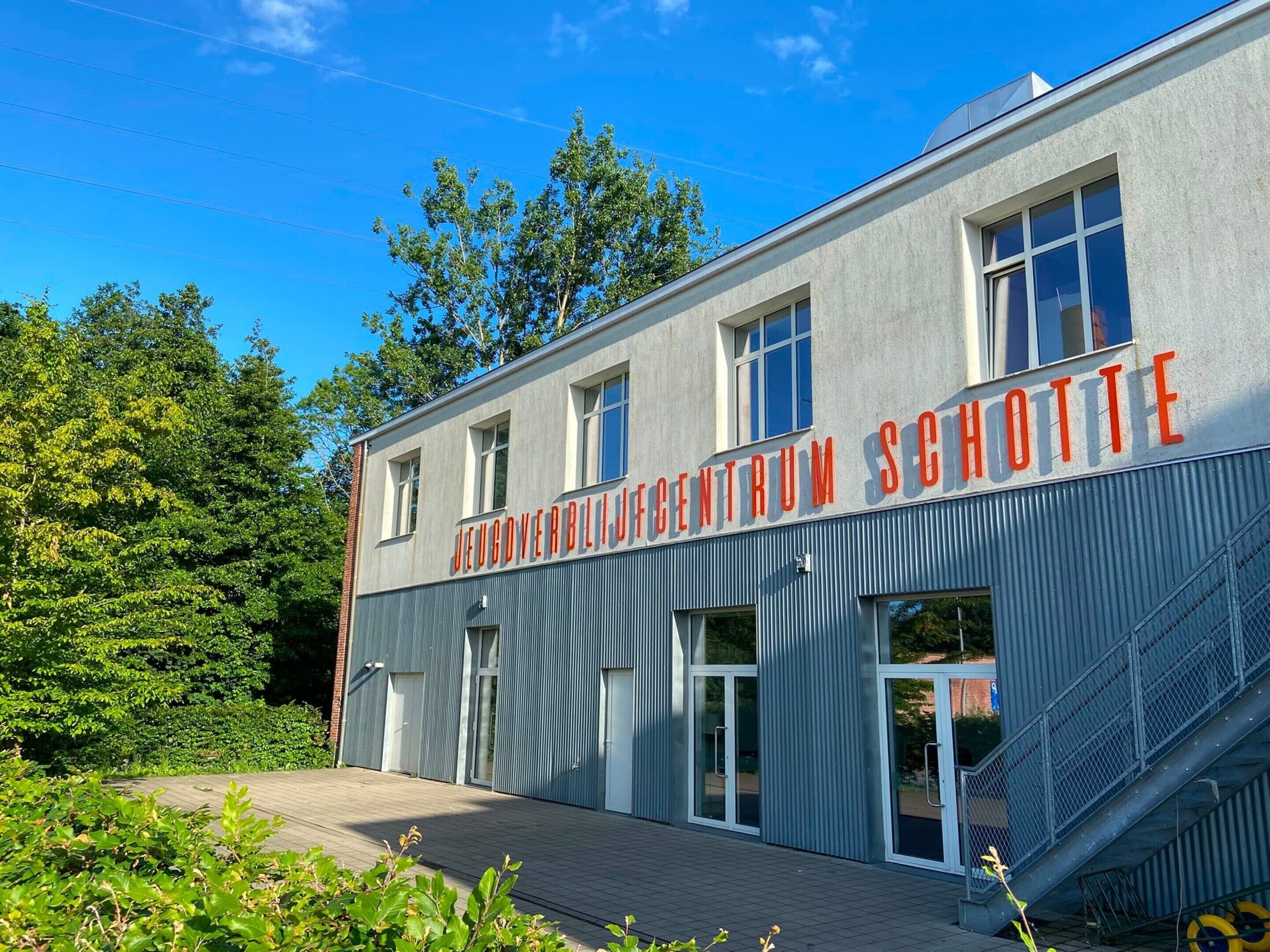 A building with a sign reading 'JEUGOVERBLIJFCENTRUM SCHOTTE'.