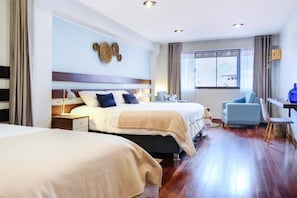 A hotel room with two beds, a desk, and a chair. - Ayra Hotel Boutique (Písac)