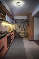 Una cocina moderna con una isla central, electrodomésticos integrados y un salpicadero con diseño.