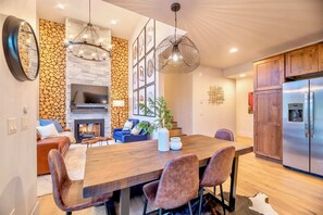 Spacious And Comfortable Dining Area For 6, Perfect For Shared Meals - Upstay Snowy Mountain Views, Walk to Ski Shuttle (Silverthorne)