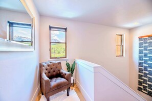 Quiet Corner With Scenic Views, Perfect For Relaxation - Upstay Snowy Mountain Views, Walk to Ski Shuttle (Silverthorne)