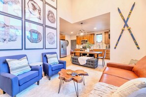 Warm, Inviting Living Space With Rustic Charm And Unique Decor - Upstay Snowy Mountain Views, Walk to Ski Shuttle (Silverthorne)