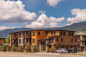 Townhouse with mountain views - Upstay Snowy Mountain Views, Walk to Ski Shuttle (Silverthorne)