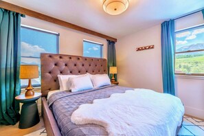 Elegant Bedroom Featuring A Comfortable Bed And Mountain Views - Upstay Snowy Mountain Views, Walk to Ski Shuttle (Silverthorne)