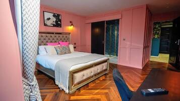 Un dormitorio con una cama grande, un escritorio y un armario.