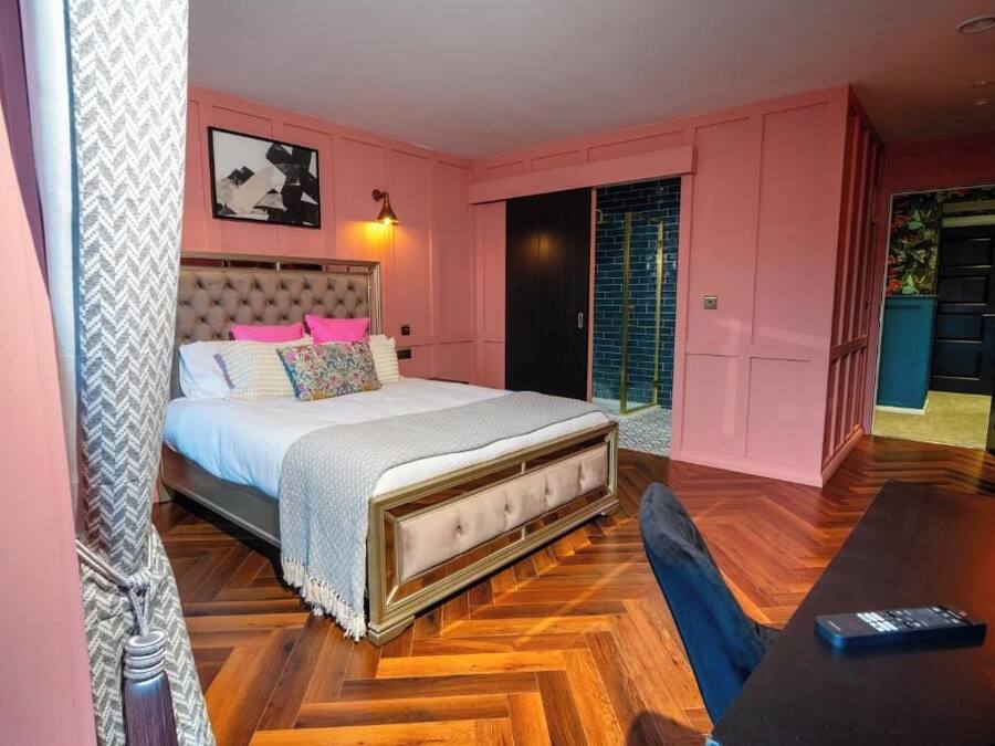 Une chambre avec un grand lit, un bureau et une armoire.