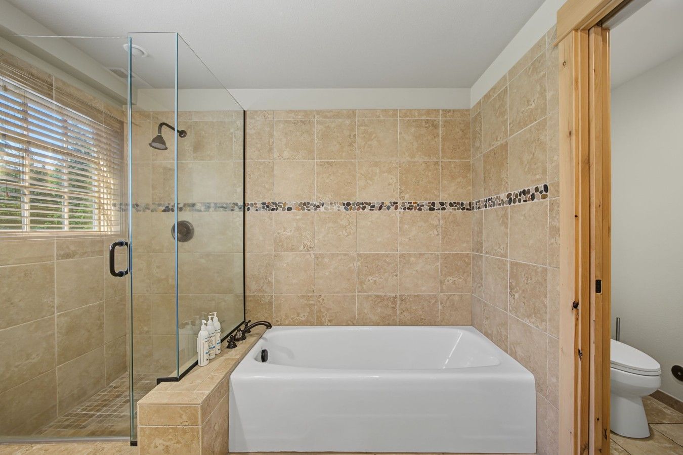 Ein Badezimmer mit Duschkabine, Badewanne und Toilette.