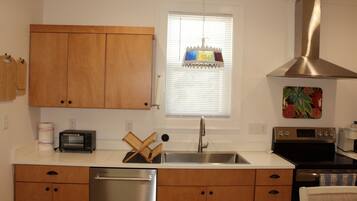 Coffee/tea maker, fridge, microwave, oven