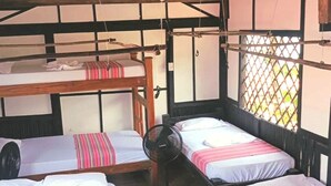 Quarto com beliches e ventoinha.