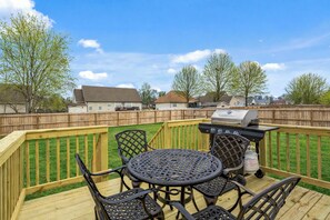 Outdoor dining - Fenced Backyard, Fire Pit & BBQ Near Fort Campbell (Clarksville)