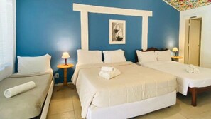 A hotel room with two beds, a sofa, a lamp, and a framed picture on the wall. - POUSADA DOS PÁSSAROS (Rio de Janeiro)