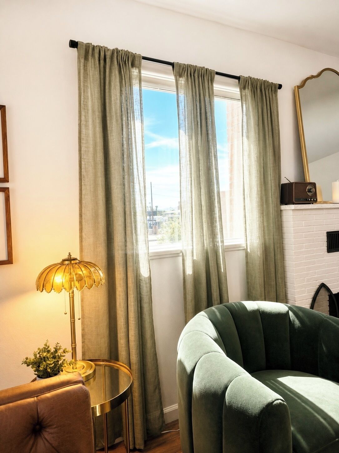 Une pièce avec une fenêtre, des rideaux, une lampe, une chaise et une radio.