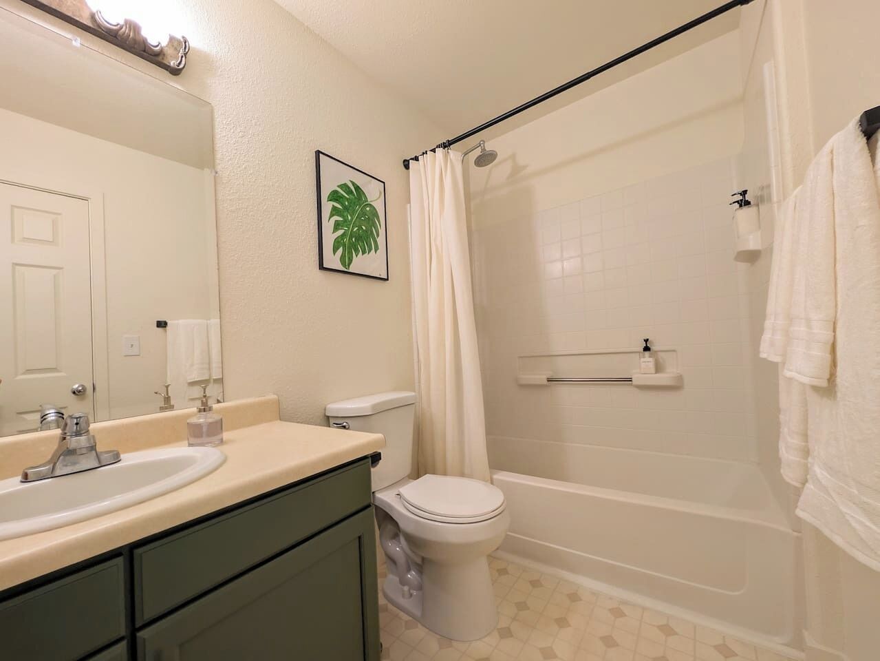Une salle de bain avec un lavabo, des toilettes et une douche.
