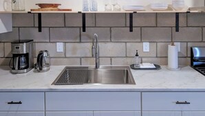 Kaffetrakter/tekoker, kjøleskap, ovn og kokeplater
