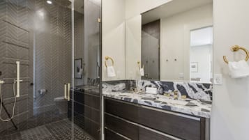 Ducha, artículos de tocador gratuitos, secador de pelo, pantuflas