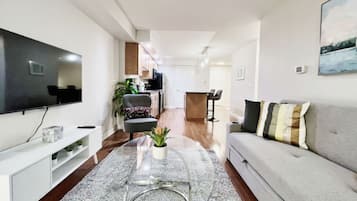 Suite, Mehrere Betten | Wohnbereich | Flachbildfernseher