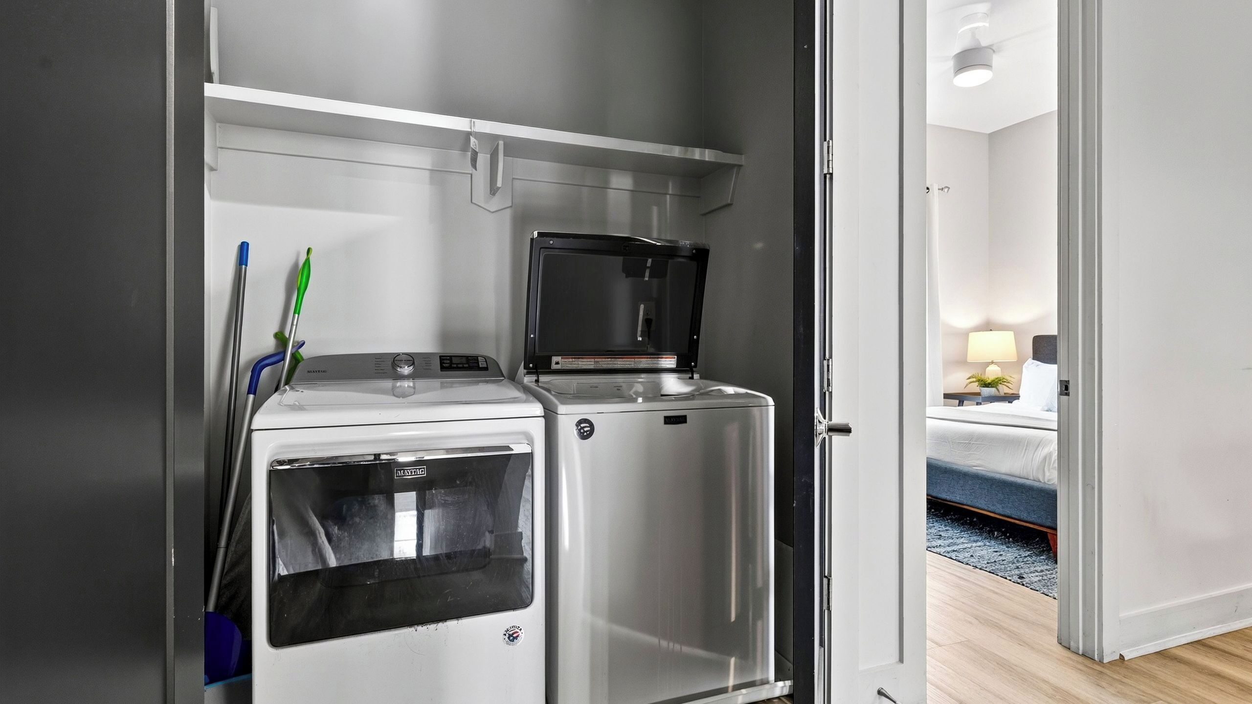 Eine kompakte Küchenzeile mit Kühlschrank, Mikrowelle und einer kleinen Arbeitsplatte.