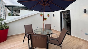 Studio Suite Klasik, pemandangan kota | Tempat makan outdoor