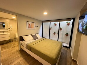Cortinas blackout, tabla de planchar con plancha y wifi gratis 