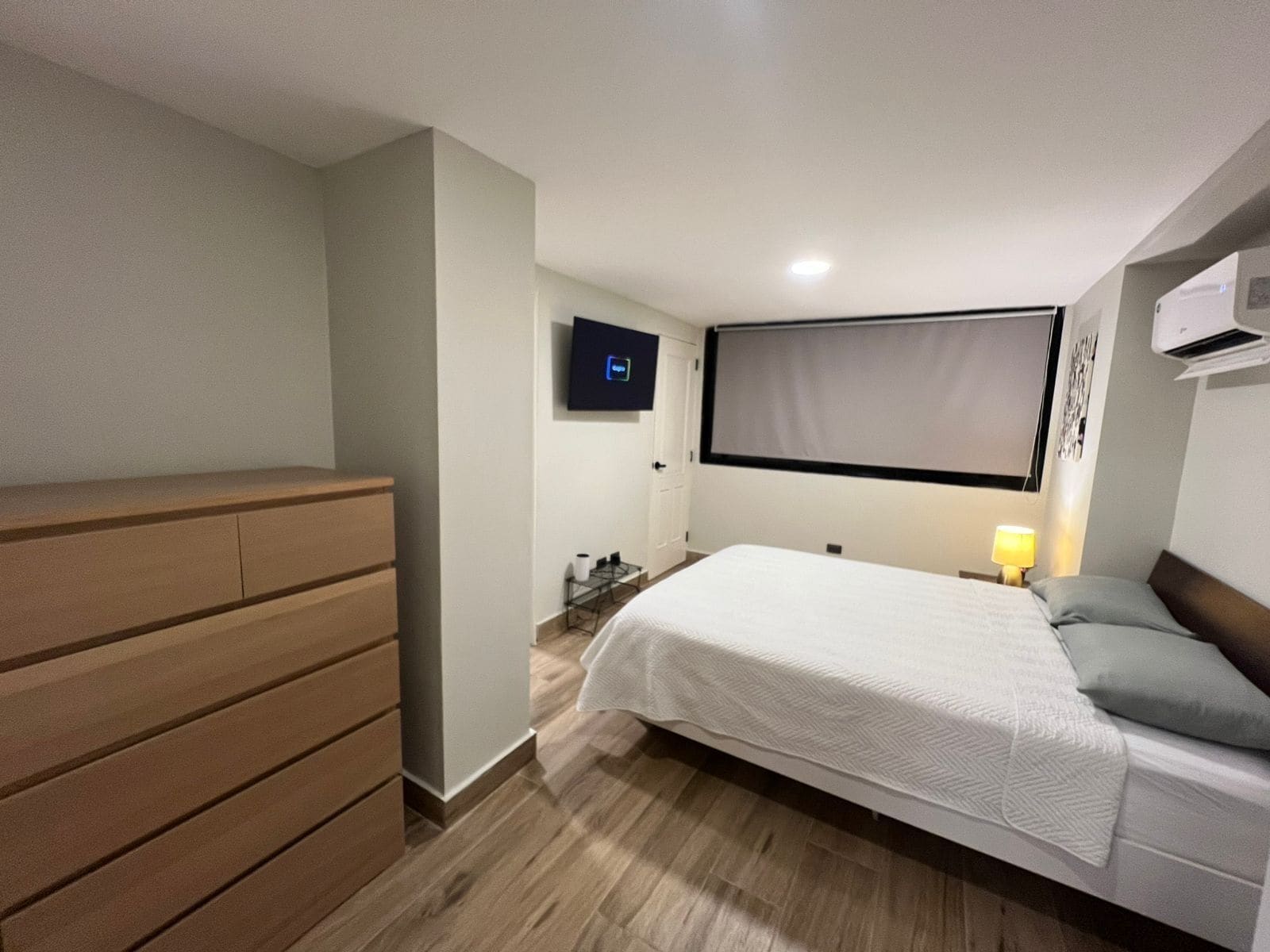 Une chambre d’hôtel équipée d’un lit, d’une télévision, d’un bureau et d’une armoire.