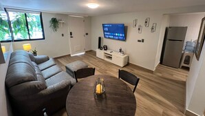 Apartemen Klasik, balkon, pemandangan kota | Tempat makan