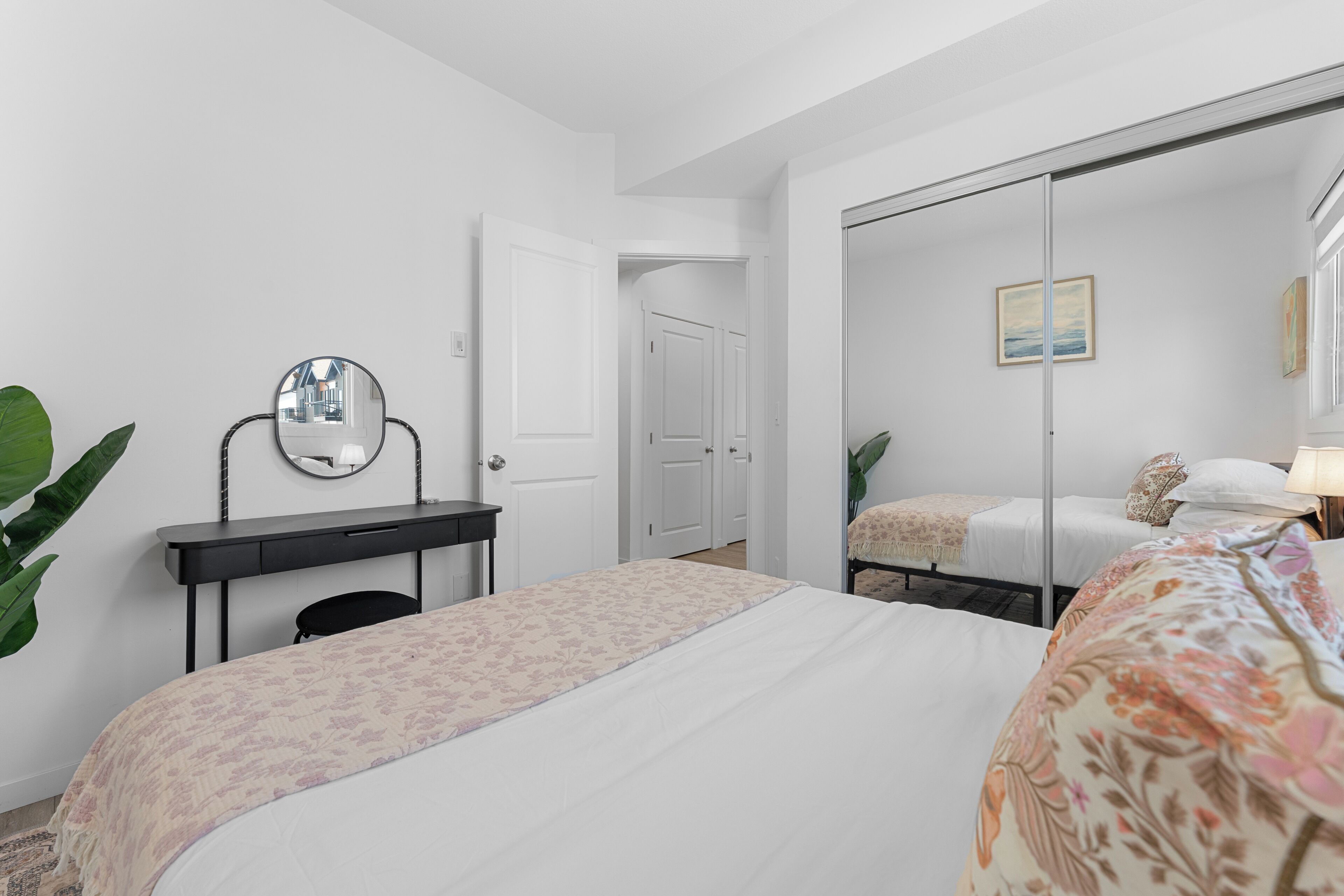 Desk, iron/ironing board, WiFi, bed sheets