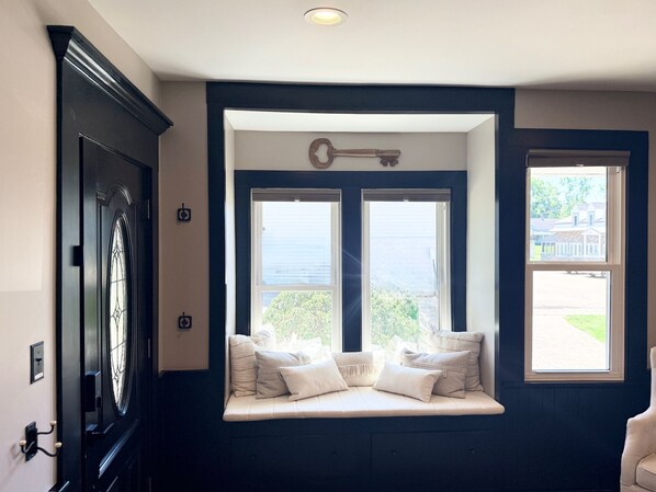 A bay window with two windows, a key above it, and a door with a keyhole to the left.