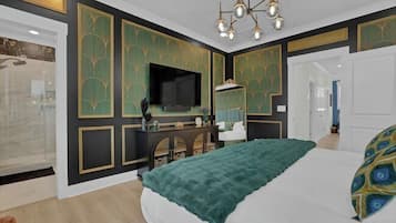 Ein Schlafzimmer mit einem Bett, einem Fernseher, einem Schminktisch und einem Spiegel.