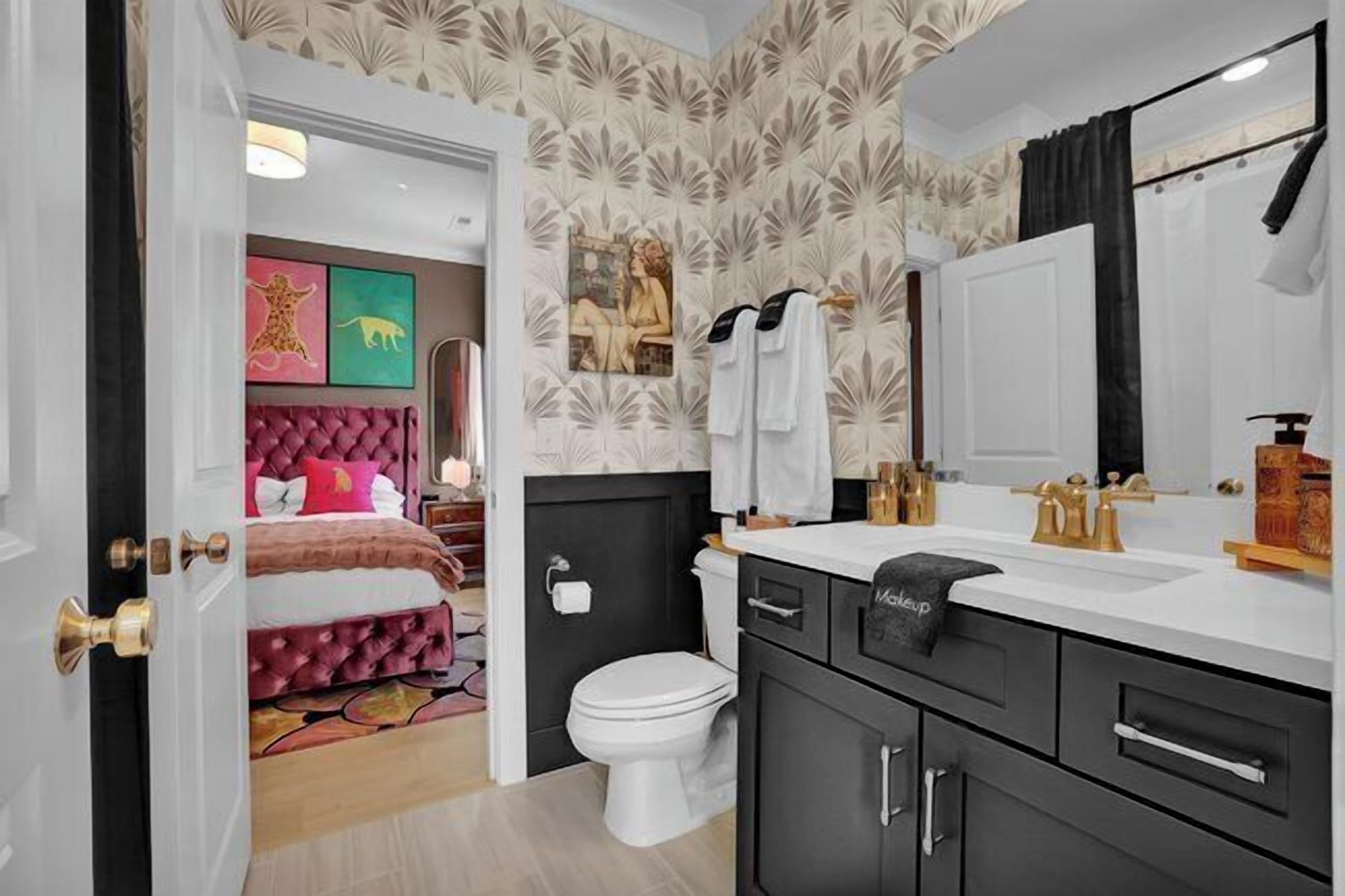 Ein Badezimmer mit Toilette, Waschbecken und Spiegel.