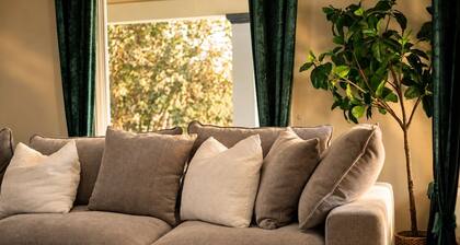 The Moody Modern*2KING beds*2bath*Walkable*