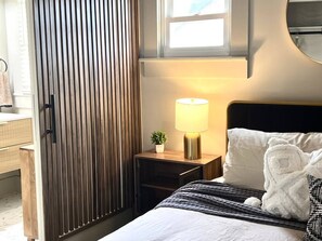 A hotel room with a bed, bedside lamp, and a window. - The Moody Modern*2KING beds*2bath*Walkable* (Albany)