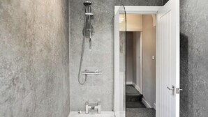 A modern bathroom with a bathtub, a shower, and a toilet. - Stunning 3B Home, ideal for leisure & contractors (Clitheroe)