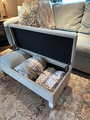 Ein Sofa mit Stauraum darunter.