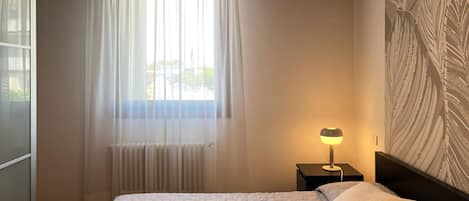 Tabla de planchar con plancha, wifi y ropa de cama
