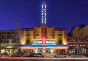 Ein Theater mit einer Reklametafel, die in Neon leuchtend 'TOWER' und 'TOWER THEATER' zeigt.