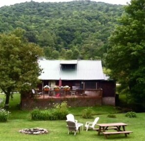 Outdoor dining - Peaceful and cozy 1-bedroom historic creek-side cabin in Glenville with AC (Glenville)