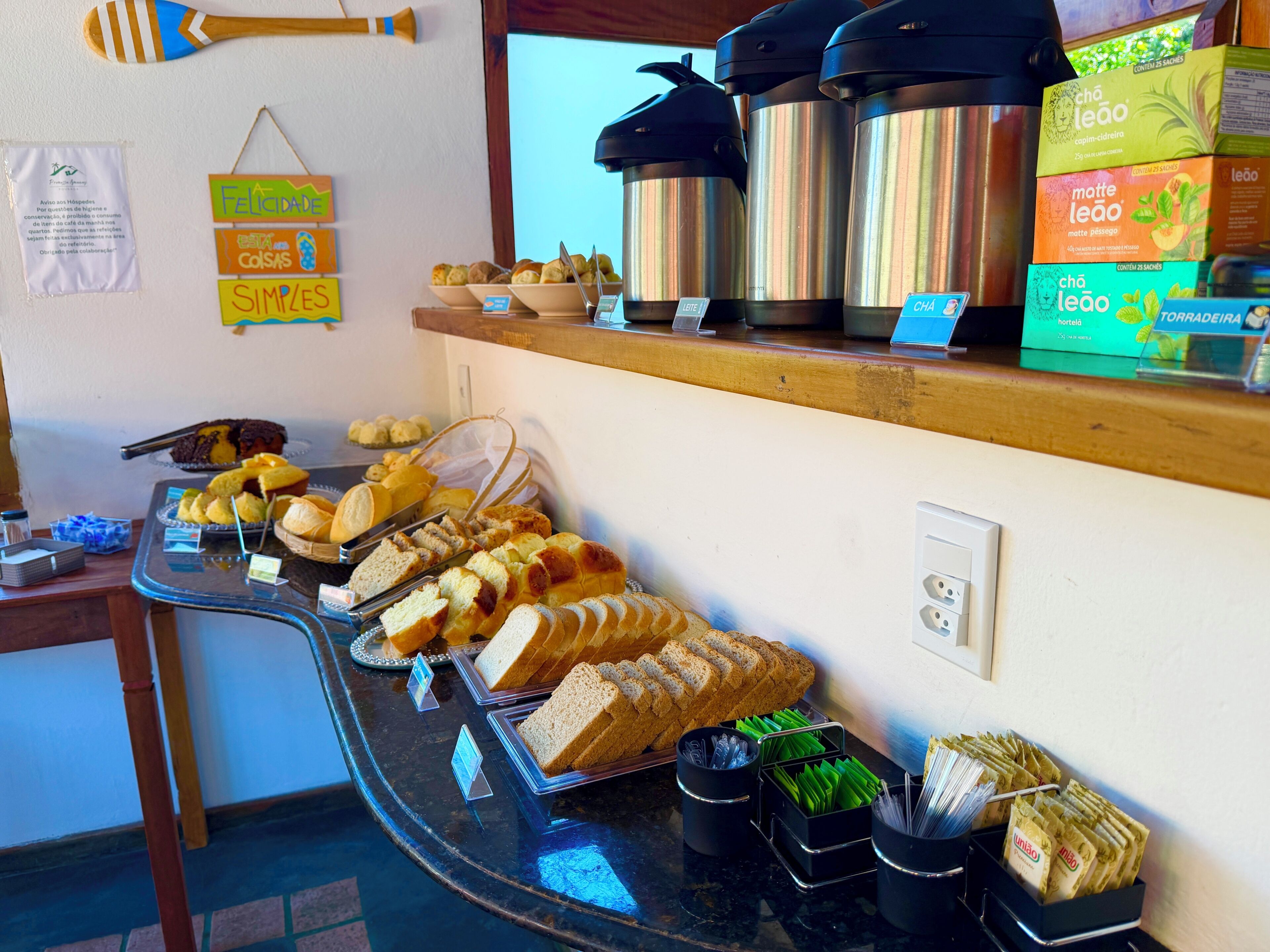 Een buffet met verschillende soorten brood, gebak en toevoegingen.