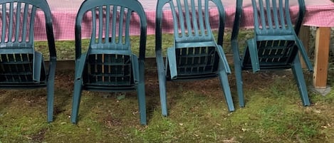 Espace extérieur aménagé avec des chaises et un foyer.
