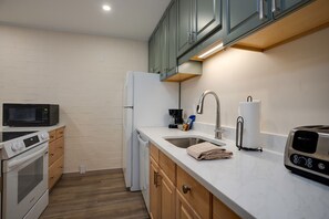 Kaffetrakter/tekoker, kjøleskap, mikrobølgeovn og ovn