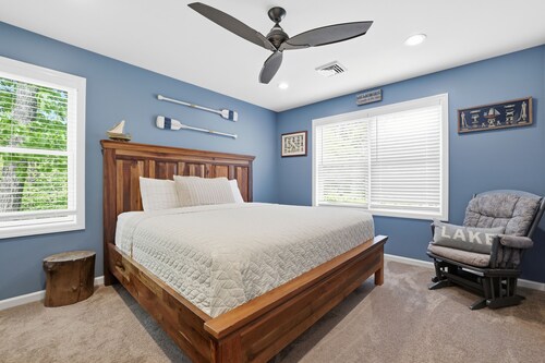 Lake Wallenpaupack Lakefront with private dock in Knollwood 3 Masters sleeps 10
